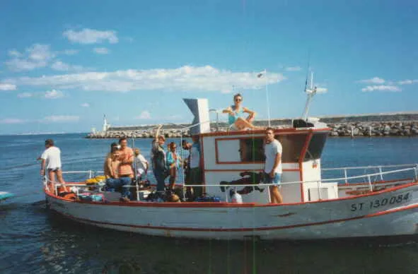Groupe de personnes à bord d'un bateau de plongée en mer