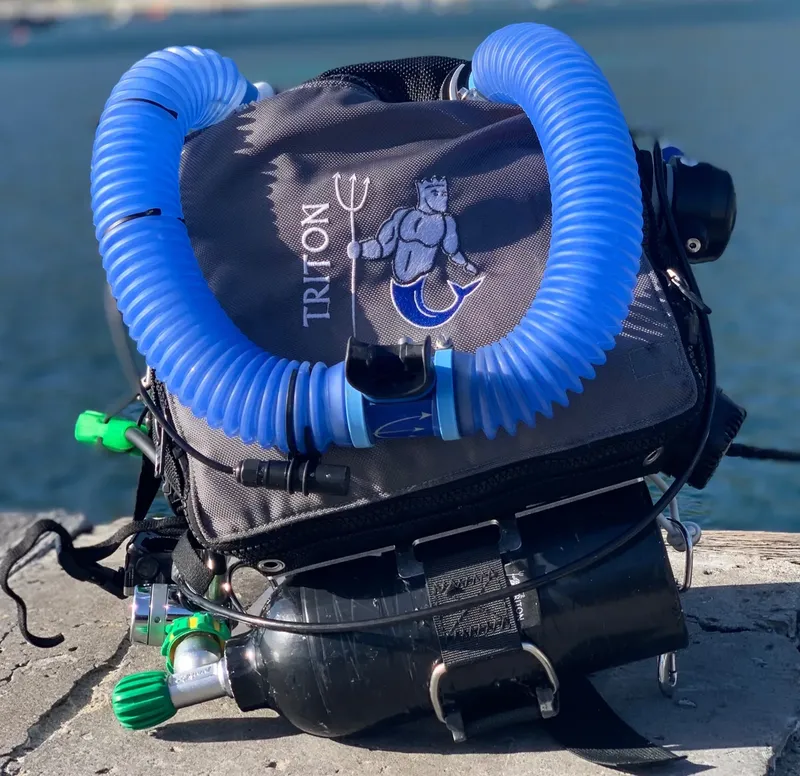 Equipement de plongée avec détendeur, bouteille et sac Triton bleu
