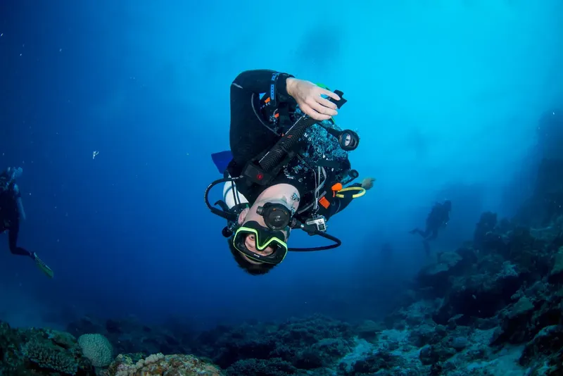 Plongeur en scaphandre explore les profondeurs bleues de l'océan