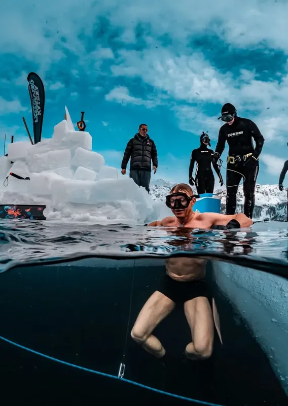 Plongée en eau froide sous la glace avec des personnes équipées