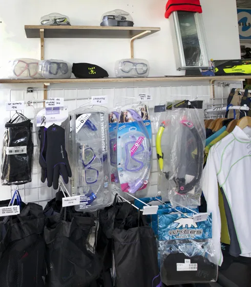 Equipement de plongée et de snorkeling exposé dans un magasin spécialisé