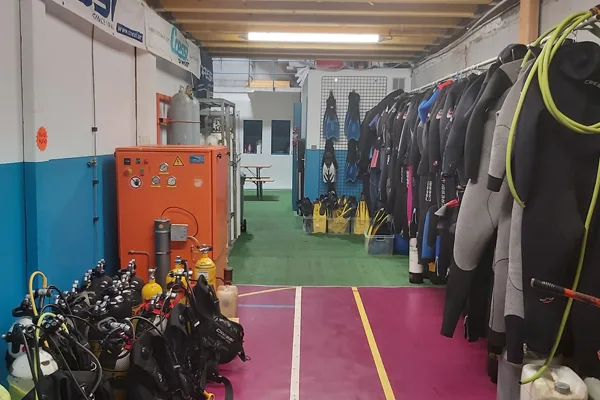 Intérieur d'un centre de plongée avec matériel et combinaisons