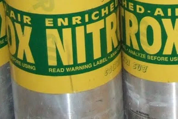 Bouteilles de plongée Nitrox avec des bandes jaunes et vertes
