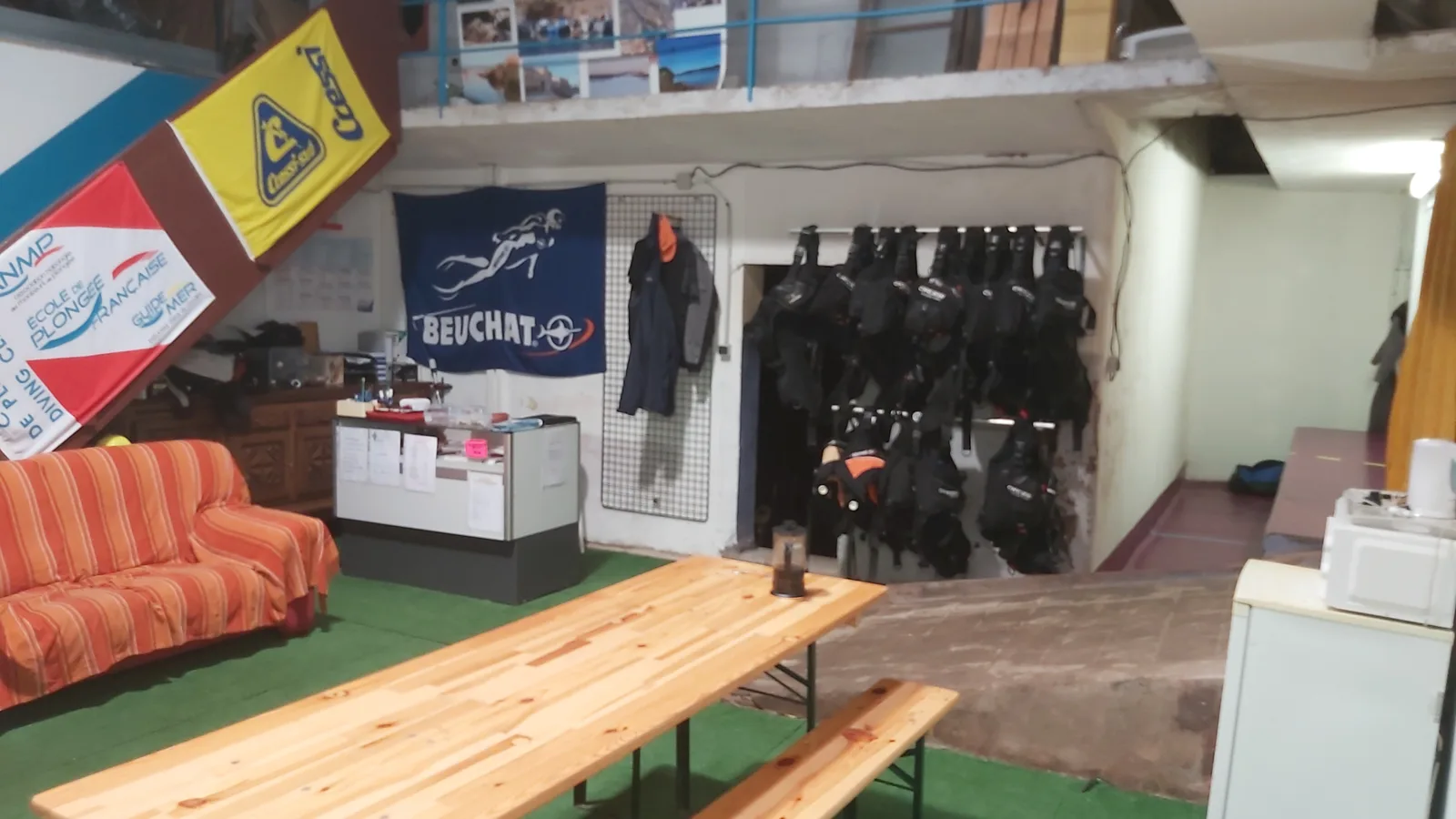 Intérieur d'un centre de plongée avec équipement, drapeaux et mobilier