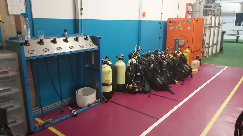 Rangée de bouteilles de plongée et station de remplissage dans un local