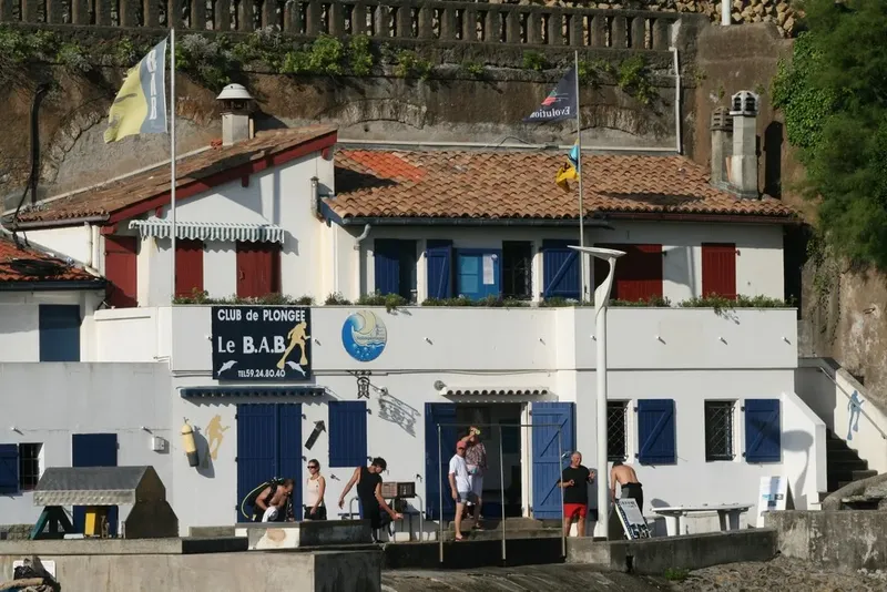 Façade d'un club de plongée avec des personnes devant l'entrée