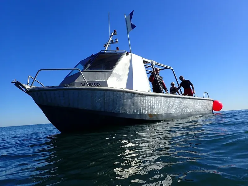 Bateau de plongée en mer avec quelques personnes à bord