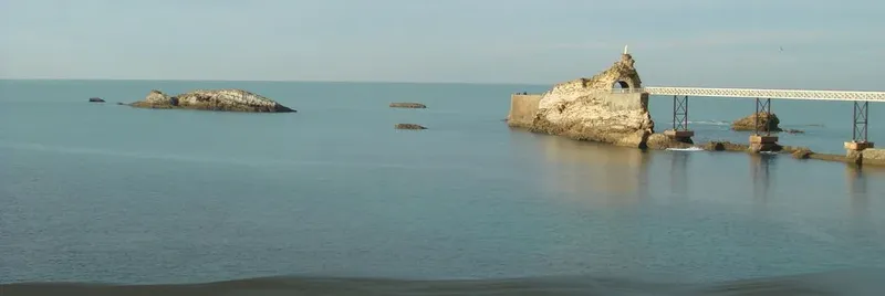 Rochers et vestiges d'une ancienne construction face à la mer