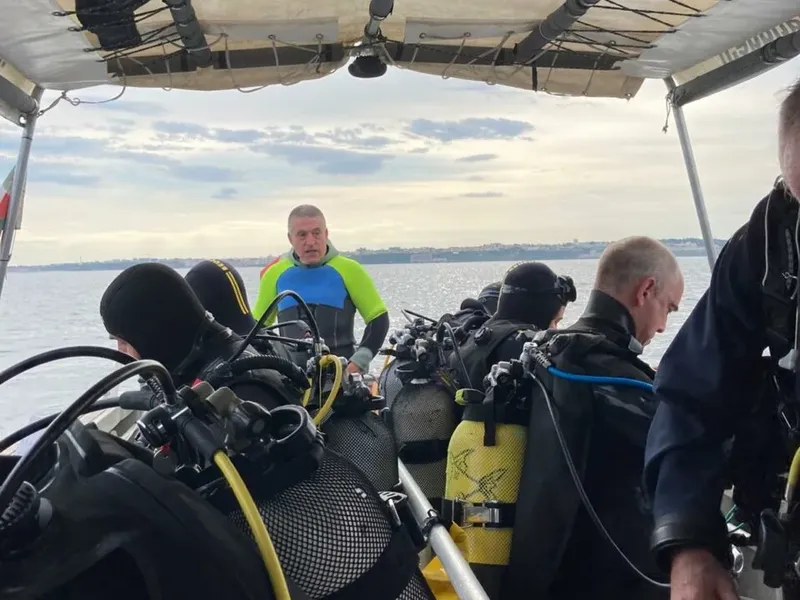 Plongeurs équipés sur un bateau, préparatifs pour une immersion en mer