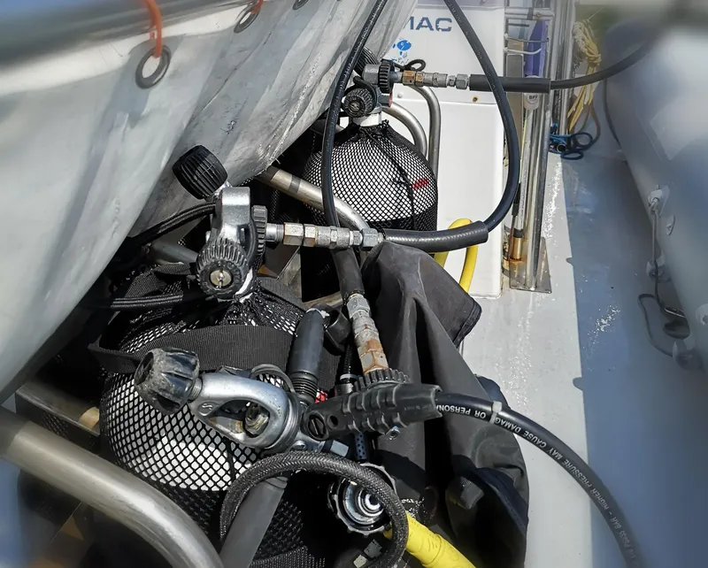 Equipement de plongée : détendeur, bouteille, gilet et manomètre sur bateau