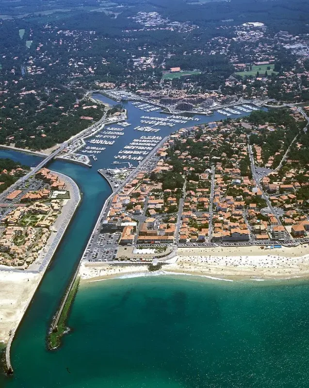 Vue aérienne d'un port de plaisance avec des bateaux et une plage