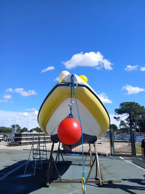 Bateau de plongée jaune et blanc sur un support, ciel bleu