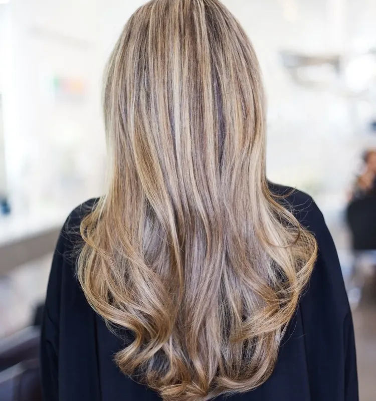 Longs cheveux blonds ondulés vus de dos, coiffure soignée