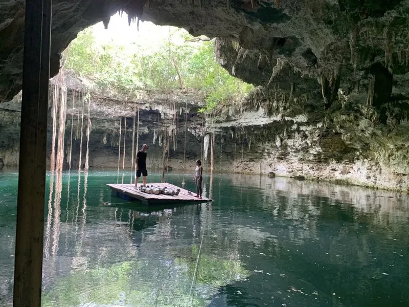 Deux personnes sur une plateforme flottante dans une grotte aquatique