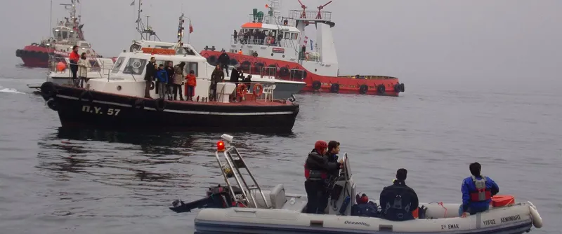 Plusieurs personnes à bord de bateaux sur une mer grise
