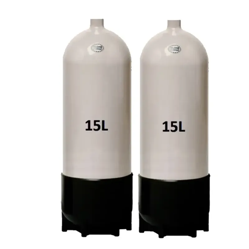 Deux bouteilles de plongée blanches de 15 litres sur fond gris
