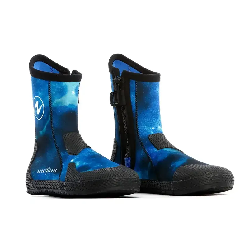 Chaussons de plongée bleus et noirs sur fond blanc, équipement