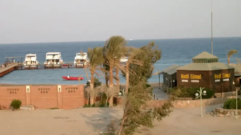 Bateaux amarrés devant un centre de plongée et des bâtiments