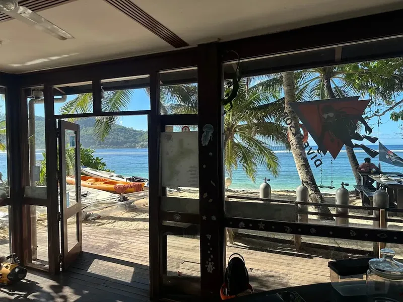 Vue depuis l'intérieur du centre de plongée sur la plage et la mer