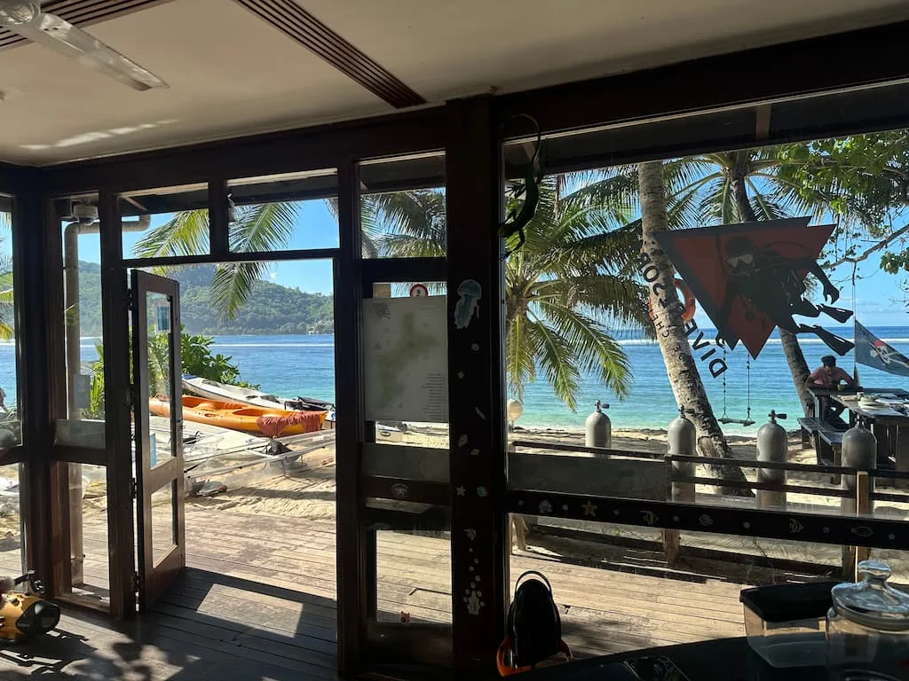 Vue depuis l'intérieur du centre de plongée sur la plage et la mer