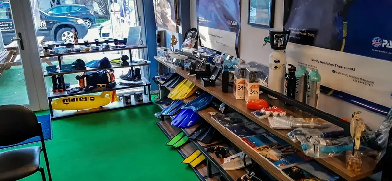 Intérieur d'un magasin de plongée avec matériel et équipements exposés