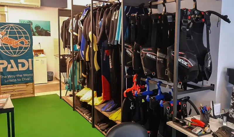 Equipement de plongée exposé dans un local avec logo PADI visible