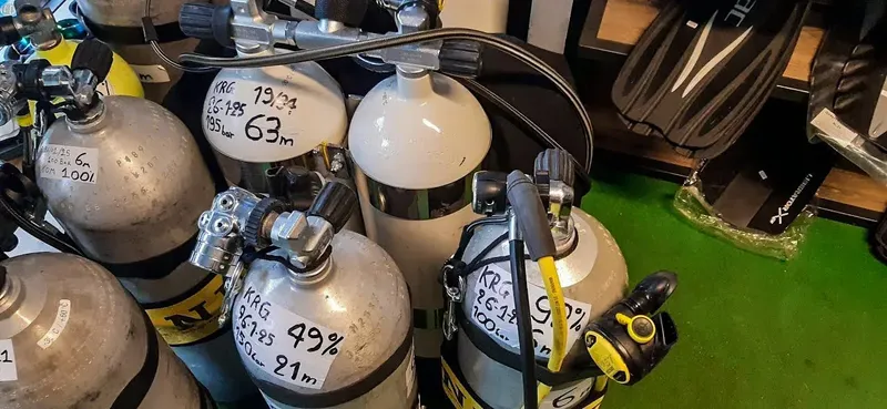 Bouteilles de plongée avec indications de pression et de profondeur