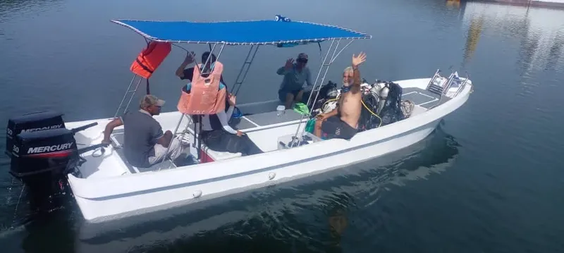 Bateau de plongée avec passagers souriants et équipement à bord