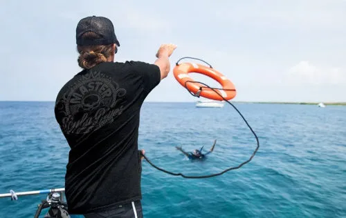 Plongeur en difficulté, sauveteur lance une bouée de sauvetage en mer