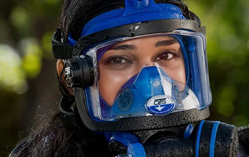 Portrait d'une plongeuse avec un masque facial bleu et noir