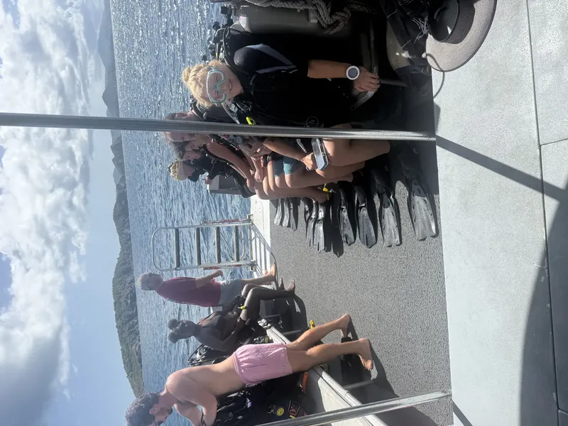 Plongeurs équipés se préparent à une sortie en mer ensoleillée