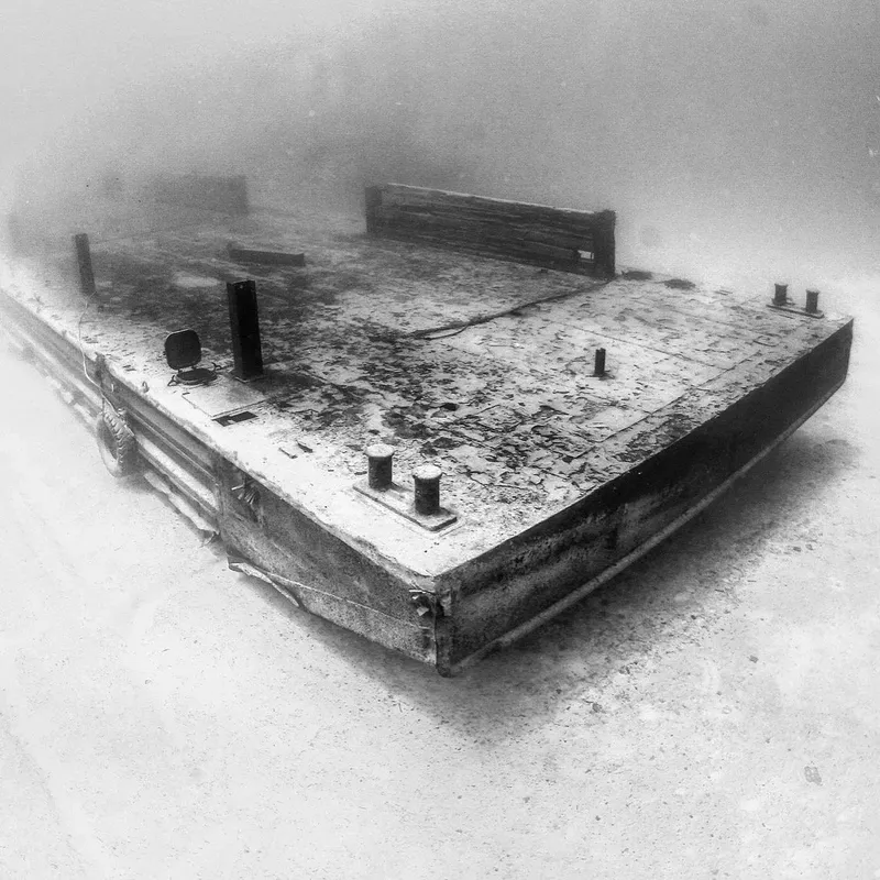 Plateforme sous-marine, sable, eau trouble, structure en bois, plongée