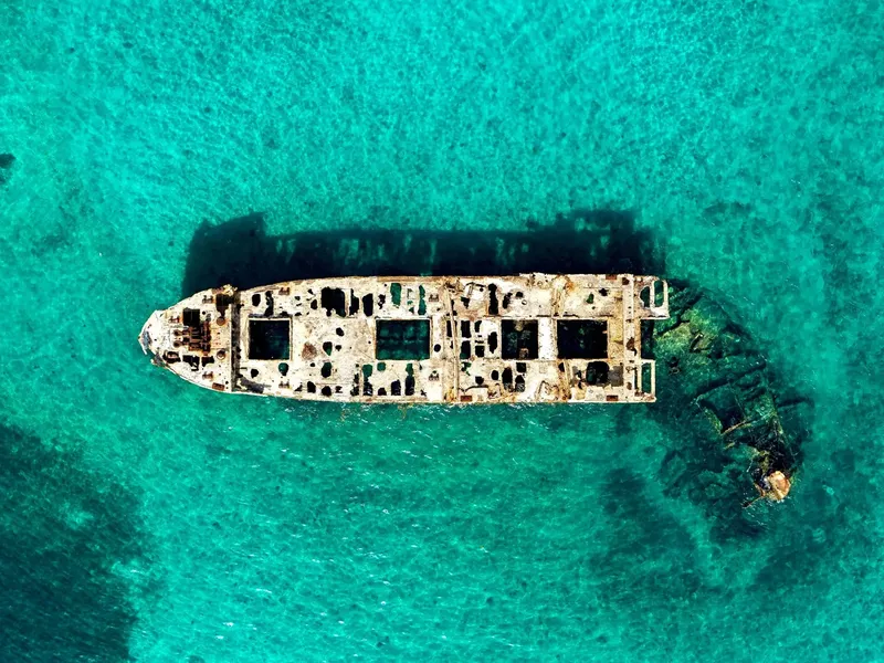 Epave de bateau vu d'en haut dans une eau turquoise claire