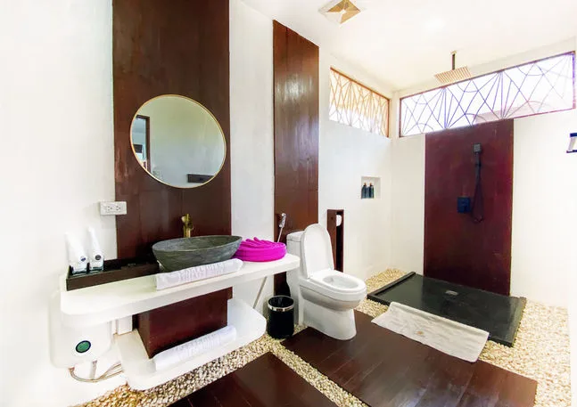 Salle de bain moderne avec douche à l'italienne et lavabo design