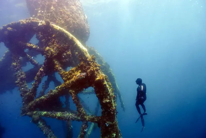 Apnea, un plongeur explore une structure métallique colonisée sous l'eau