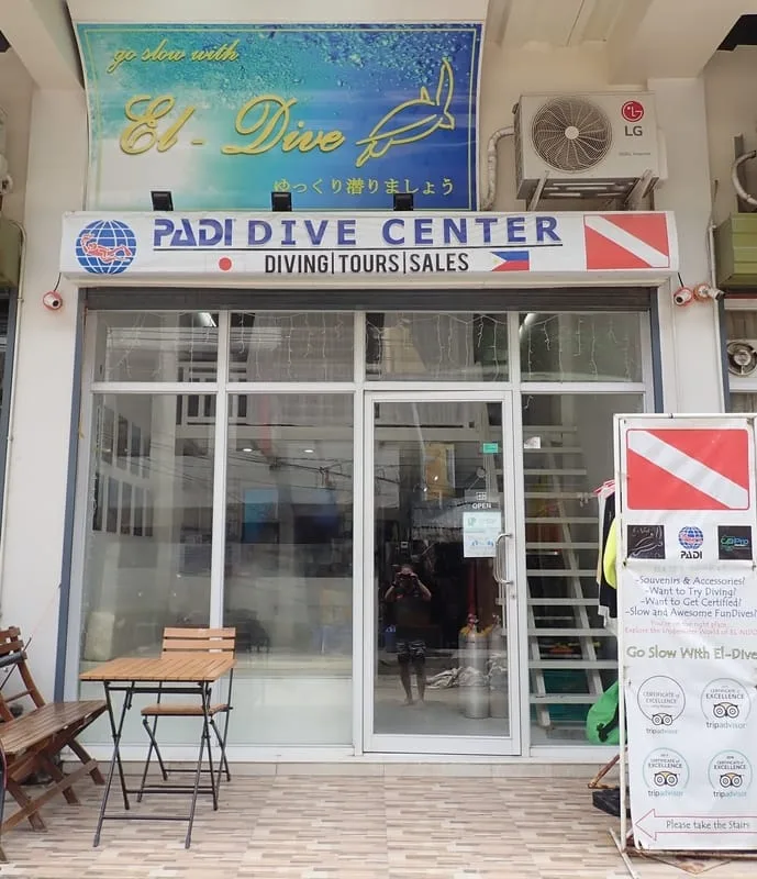 Facade d'un centre de plongée avec des personnes devant l'entrée