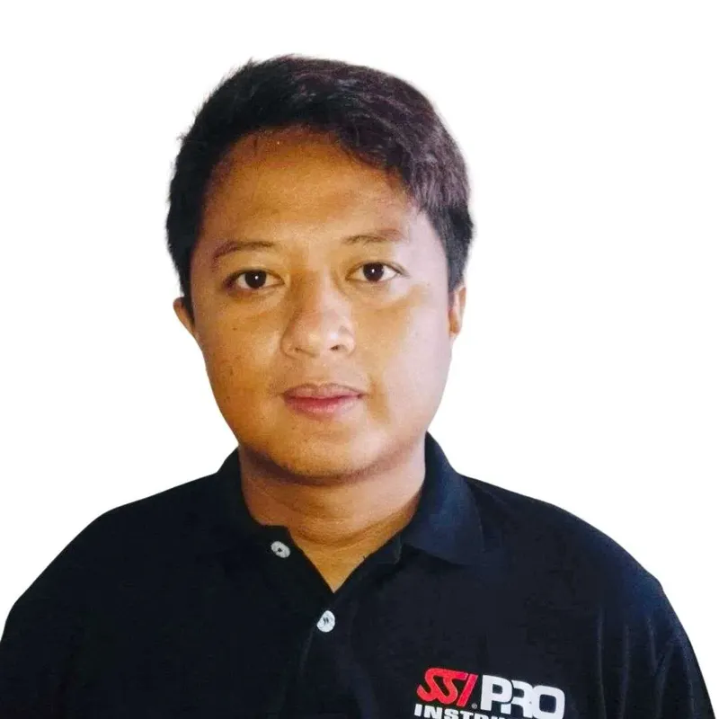 Portrait d'un homme souriant portant un polo noir avec un logo
