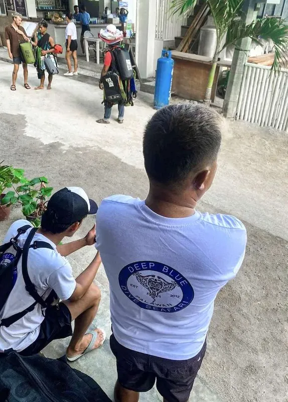 Dos d'un homme portant un t-shirt avec un logo de plongée