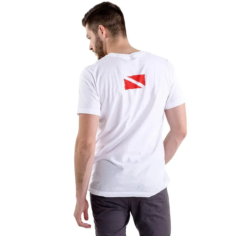 Homme portant un t-shirt blanc avec un logo de plongee rouge