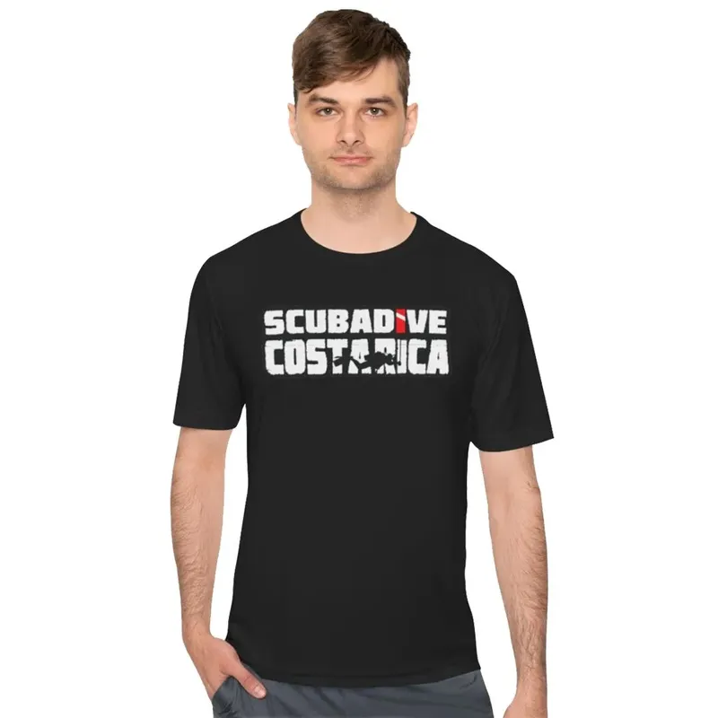 Un homme porte un t-shirt noir avec un texte et un drapeau