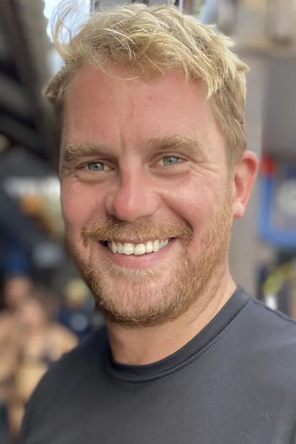 Portrait souriant d'un homme blond avec une barbe rousse