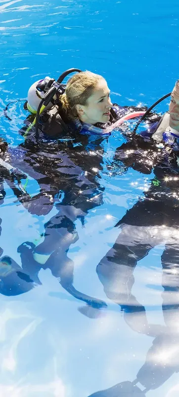 Plongeurs en formation dans une piscine, équipement complet, eau claire