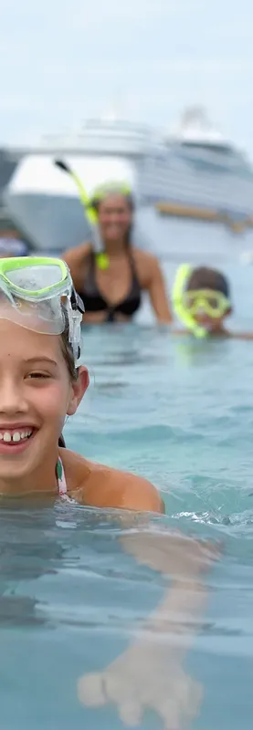 Enfants souriants avec masque et tuba dans une eau turquoise