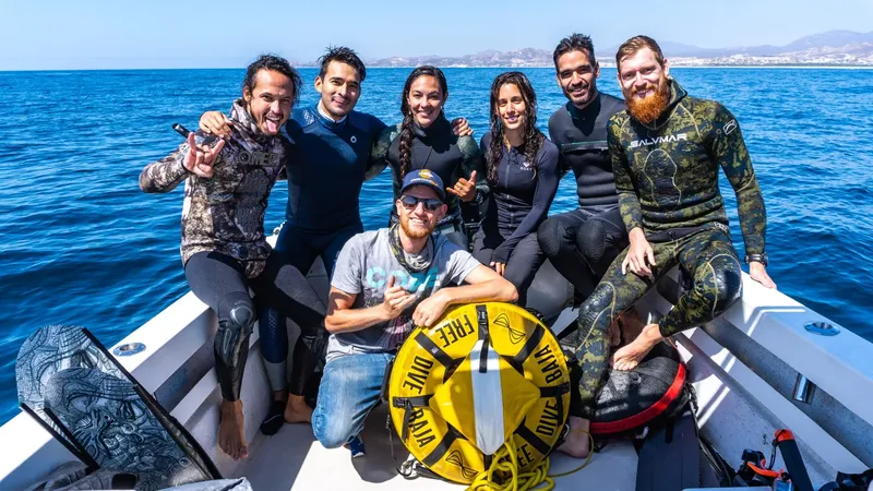Groupe de plongeurs souriants à bord d'un bateau en mer