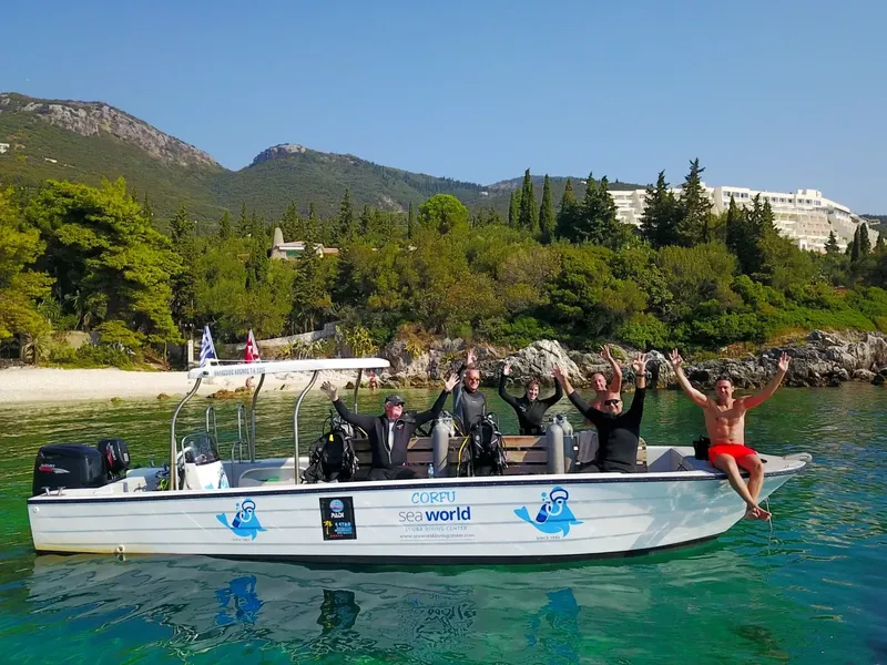 Plongée : groupe de personnes joyeuses sur un bateau en mer