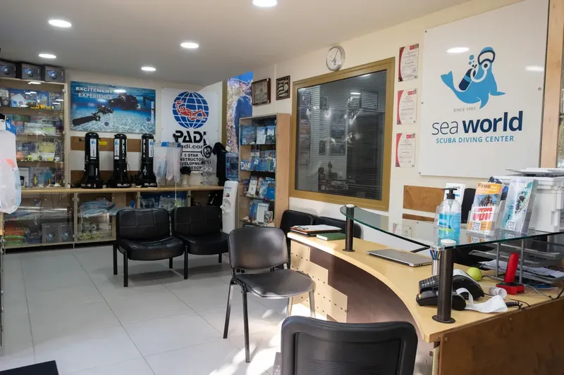 Interieur d'un centre de plongee avec comptoir, equipement et certifications