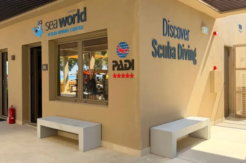 Façade d'un centre de plongée avec enseigne et logo PADI visible