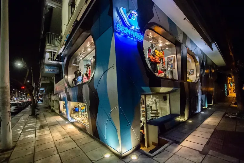 Façade d'un centre de plongée illuminée la nuit avec équipement visible