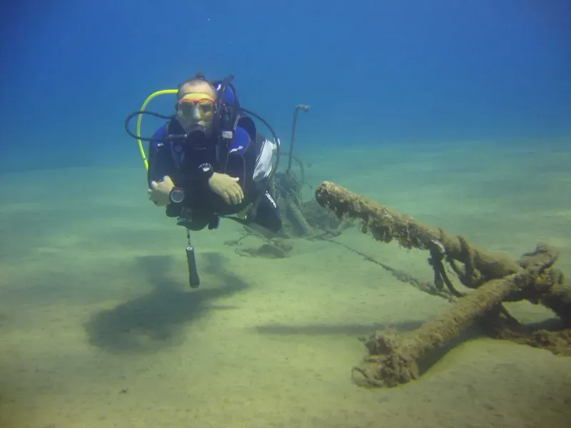 Plongeur explorant une épave au fond de la mer