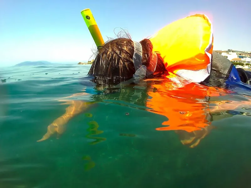 Personne en surface avec masque et tuba, vue sous-marine turquoise
